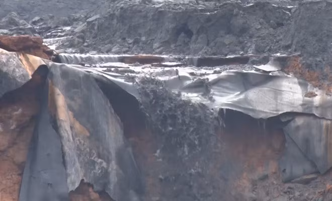 Vỡ đập hồ chứa, 45.000 m3 chất thải phân bón tràn vào nhà dân Vo dap ho chua, 45.000 m3 chat thai phan bon tran vao nha dan