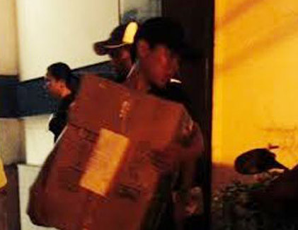 Nhiều "tang vật" của tiệm vàng gồm vàng và ngoại tệ được đưa đi sau buổi khám xét kéo dài từ trưa đến tối khuya.