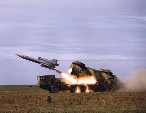 Tu-143 rời bệ phóng bằng động cơ rocket khởi tốc.