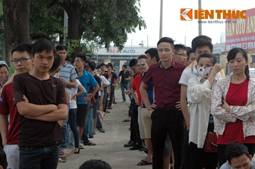 Biển người kéo đến mỗi lúc một đông nhưng người hâm mộ vẫn kiên nhẫn xếp hàng, không chen lấn.