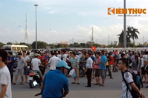 Đến 17h, phía ngoài sân vận động gần như chật kín người.