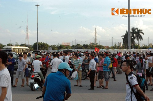 Đến 17h, phía ngoài sân vận động gần như chật kín người.