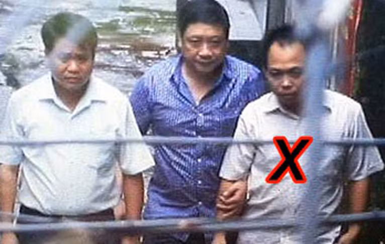 Đối tượng Phan Thanh Bình lúc bị bắt (ngoài cùng bên phải).