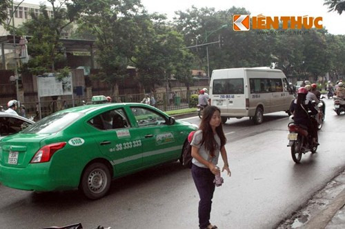 Dù lệnh cấm xe đã công bố từ nhiều ngày trước nhưng sáng nay vẫn có nhiều ô tô cố tình đi vào.