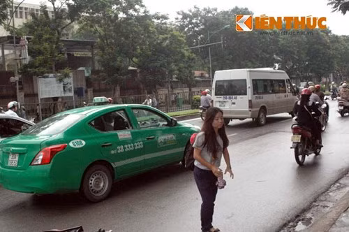 Dù lệnh cấm xe đã công bố từ nhiều ngày trước nhưng sáng nay vẫn có nhiều ô tô cố tình đi vào.