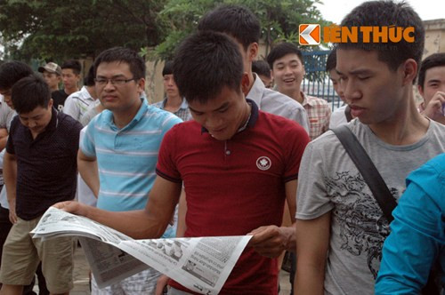 Tranh thủ đọc báo...