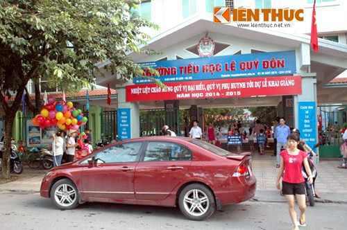 Tại trường tiểu học Lê Quý Đôn, Từ Liêm, Hà Nội, xế hộp cũng tấp nập ra vào.