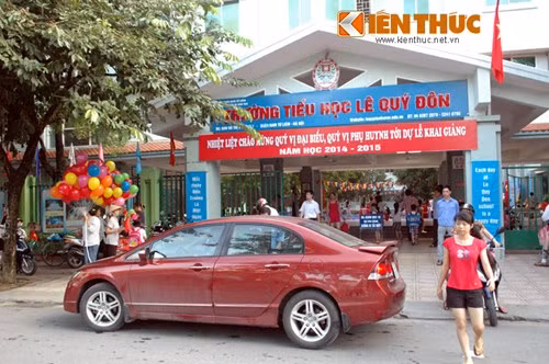 Tại trường tiểu học Lê Quý Đôn, Từ Liêm, Hà Nội, xế hộp cũng tấp nập ra vào.