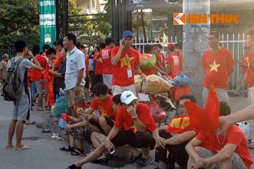 Chưa đến giờ, các cổ động viên đã đứng ngồi lố nhố phía ngoài sân vận động.
