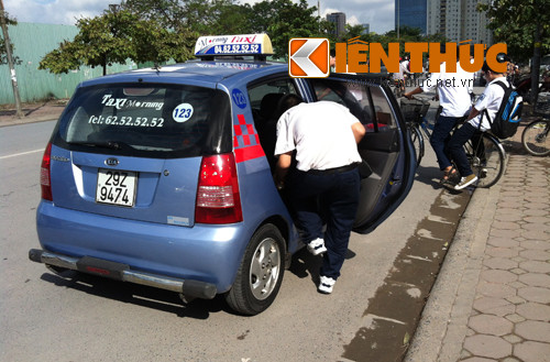 Không chỉ đi xe riêng, nhiều phụ huynh còn đón taxi đưa con đi khai giảng.