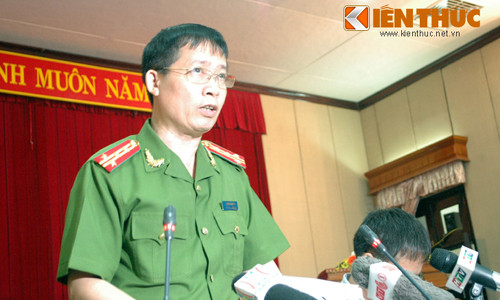 Đại tá Giáp trao đổi với báo chí tại buổi họp báo ngày 16/9.