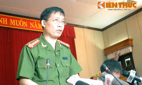 Đại tá Giáp trao đổi với báo chí tại buổi họp báo ngày 16/9.