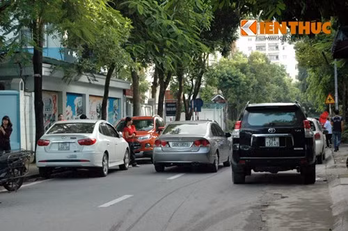 Xế hộp đậu kín lòng đường bịt lối đi tại trường Đoàn Thị Điểm.