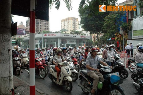 Nơi được lập rào chắn để thi công nhà ga, đường bị thu hẹp chỉ còn 1 nửa nên chỉ riêng xe máy đi vào cũng bị quá tải.