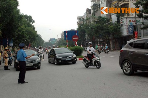 Theo ghi nhận của Kiến Thức, sáng nay, các xe vi phạm chỉ bị nhắc nhở là chính. Ảnh: Lực lượng Thanh tra giao thông, CSGT tích cực làm nhiệm vụ trên tuyến đường Cầu Giấy.