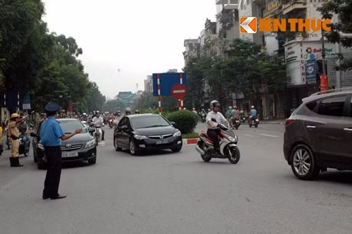 Theo ghi nhận của Kiến Thức, sáng nay, các xe vi phạm chỉ bị nhắc nhở là chính. Ảnh: Lực lượng Thanh tra giao thông, CSGT tích cực làm nhiệm vụ trên tuyến đường Cầu Giấy.