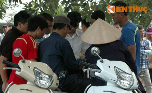 Cánh "phe vé" đang bán vé cho người hâm mộ.