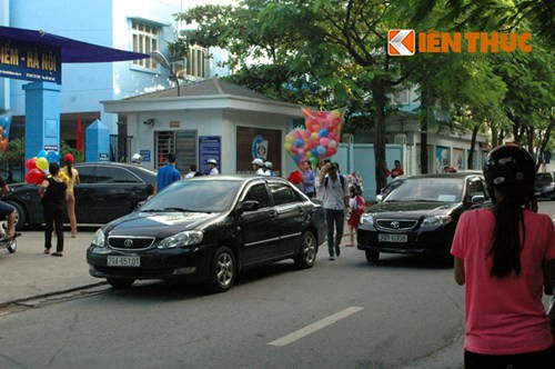 Ghi nhận của PV Kiến Thức, xế hộp lũ lượt đưa đón con tại khu vực tại cổng trường Tiểu học Đoàn Thị Điểm, phường Mỹ Đình II, quận Nam Từ Liêm.