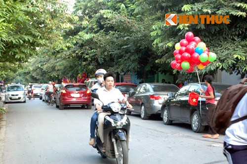 Xe nối đuôi nhau tại trường Lê Quý Đôn.