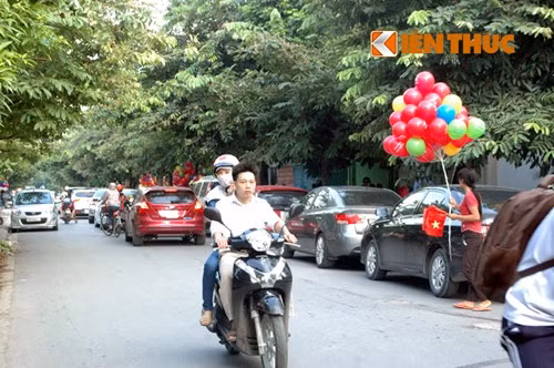 Xe nối đuôi nhau tại trường Lê Quý Đôn.