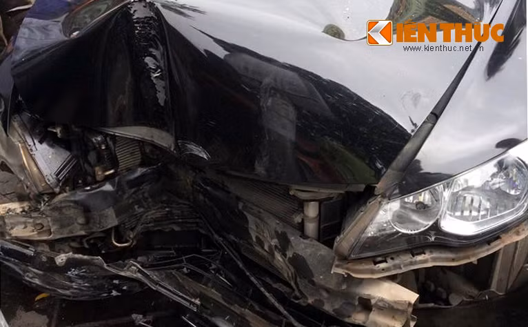Đầu xe gây tai nạn bẹp dúm.