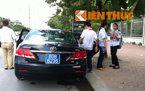 Xe biển xanh cũng tranh thủ đưa đón các "cậu ấm cô chiêu".