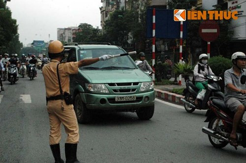 Những xe đi vào đường cấm lập tức bị lực lượng CSGT nhắc nhở, phân luồng chuyển đường. Ảnh chụp CSGT đội 6 đang hướng dẫn ô tô rẽ sang đường Trần Đăng Ninh.