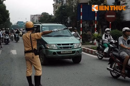 Những xe đi vào đường cấm lập tức bị lực lượng CSGT nhắc nhở, phân luồng chuyển đường. Ảnh chụp CSGT đội 6 đang hướng dẫn ô tô rẽ sang đường Trần Đăng Ninh.