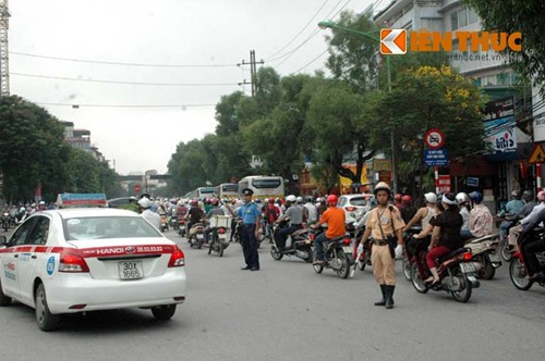 Đông đảo lực lượng CSGT, thanh tra giao thông được huy động để điều tiết giao thông.