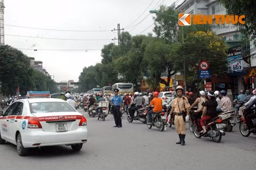 Đông đảo lực lượng CSGT, thanh tra giao thông được huy động để điều tiết giao thông.