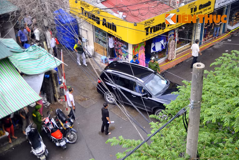 Chiếc xe dẫn gải đối tượng Bình về cơ quan công an.