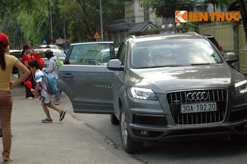 "Cậu ấm" này vừa xuống xe liền phi thẳng vào trường. Ngay lập tức, có bảo vệ trường ra tận nơi đóng cửa xe hộ.