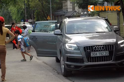 "Cậu ấm" này vừa xuống xe liền phi thẳng vào trường. Ngay lập tức, có bảo vệ trường ra tận nơi đóng cửa xe hộ.