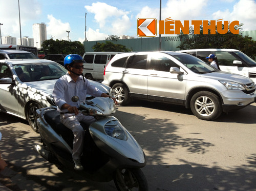 Giao thông tại đường Hoàng Minh Giám cũng rối loạn vì đông nghịt những xế hộp dừng đỗ.