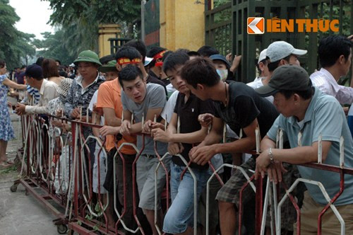 hoặc đứng tán gẫu sôi nổi về các trận bóng để "giết" thời gian chờ tới lượt.