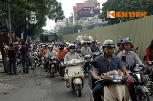 Người dân chen nhau, di chuyển khó khăn trên đoạn đường đã lập rào chắn.