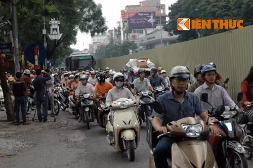 Người dân chen nhau, di chuyển khó khăn trên đoạn đường đã lập rào chắn.