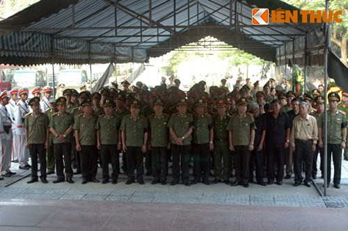 Lực lượng công an, đồng đội với Trung tướng Nguyễn Xuân Tư chuẩn bị vào viếng.