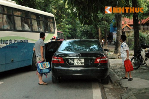 Hết chỗ đỗ xe, 2 cha con này phải đố xa cổng trường sau đó đi bộ lại. Ảnh chụp tại khu vực trường Đoàn Thị Điểm.