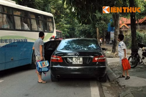 Hết chỗ đỗ xe, 2 cha con này phải đố xa cổng trường sau đó đi bộ lại. Ảnh chụp tại khu vực trường Đoàn Thị Điểm.