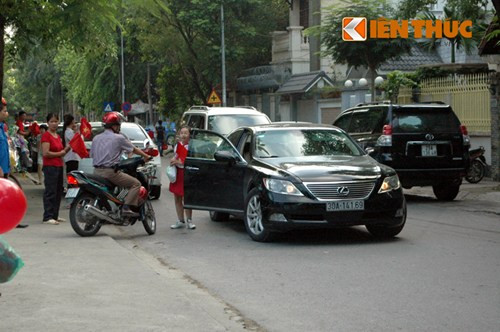 Việc đỗ, dừng xe vô tội vạ của cá phụ huynh khiến giao thông ngày khai giảng khó khăn. Ảnh chụp một phụ huynh đưa con đến trường bằng xe Lexus tiền tỷ vô tư dừng giữa lòng đường để con xuống xe.