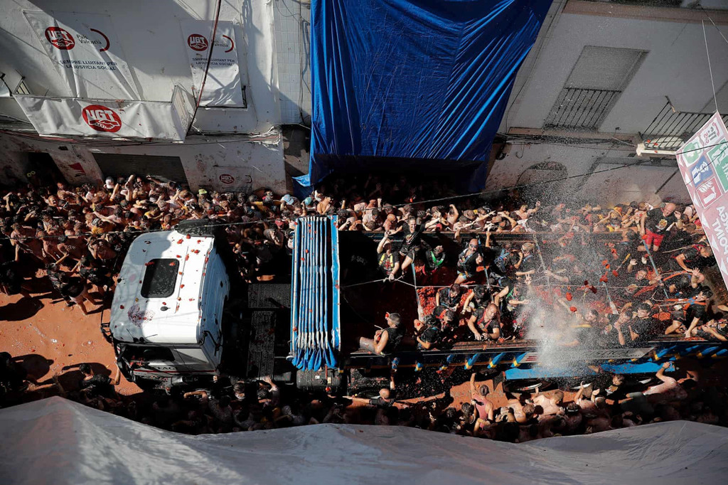 Năm 2018, La Tomatina lôi kéo 22.000 người tham dự và ném khoảng 150 tấn cà chua chín.