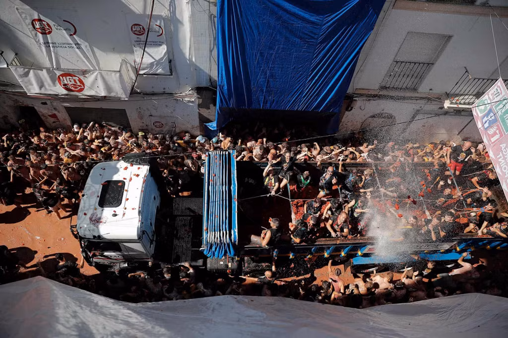 Năm 2018, La Tomatina lôi kéo 22.000 người tham dự và ném khoảng 150 tấn cà chua chín.