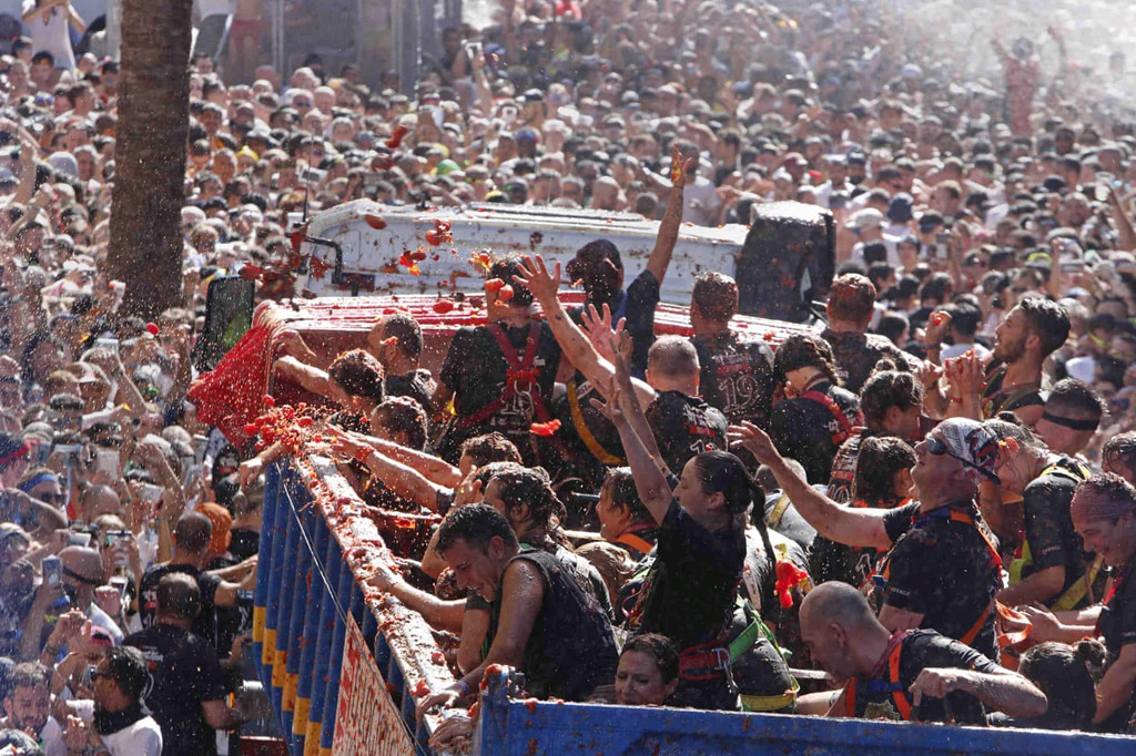 Khi nhập cuộc, người tham gia bắt đầu "điên cuồng" ném cà chua.