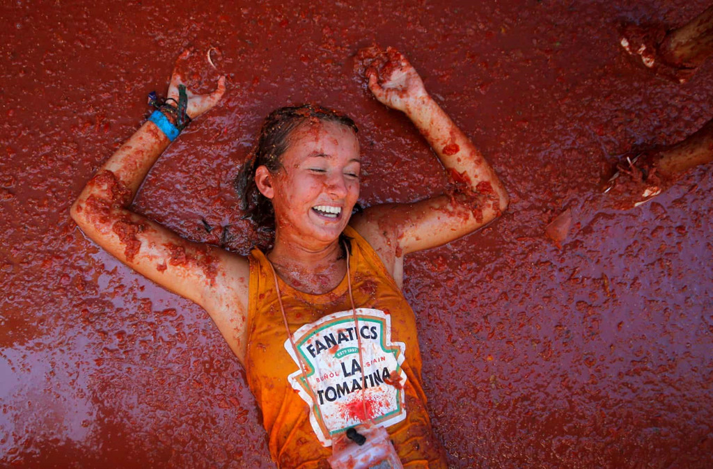 La Tomatina bắt nguồn từ một cuộc xô xát xảy ra tại khu chợ trong thị trấn Buñol, người dân đã sử dụng rau củ để khiêu khích nhau. Đến nay, nó là "cuộc chiến thực phẩm" lớn nhất thế giới, thu hút khách thập phương.