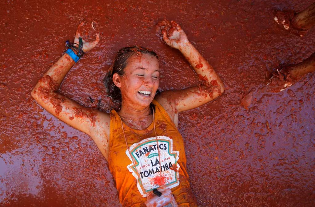 La Tomatina bắt nguồn từ một cuộc xô xát xảy ra tại khu chợ trong thị trấn Buñol, người dân đã sử dụng rau củ để khiêu khích nhau. Đến nay, nó là "cuộc chiến thực phẩm" lớn nhất thế giới, thu hút khách thập phương.