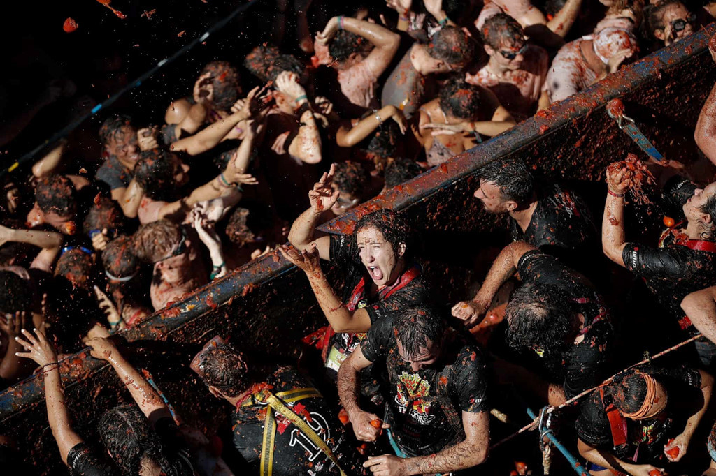 Cà chua sử dụng cho lễ hội phải được nghiền nát trước khi ném. Ban tổ chức khuyến khích người tham gia nên mặc quần áo đơn giản, gọn nhẹ và không mang theo vật sắc nhọn để đảm bảo an toàn.