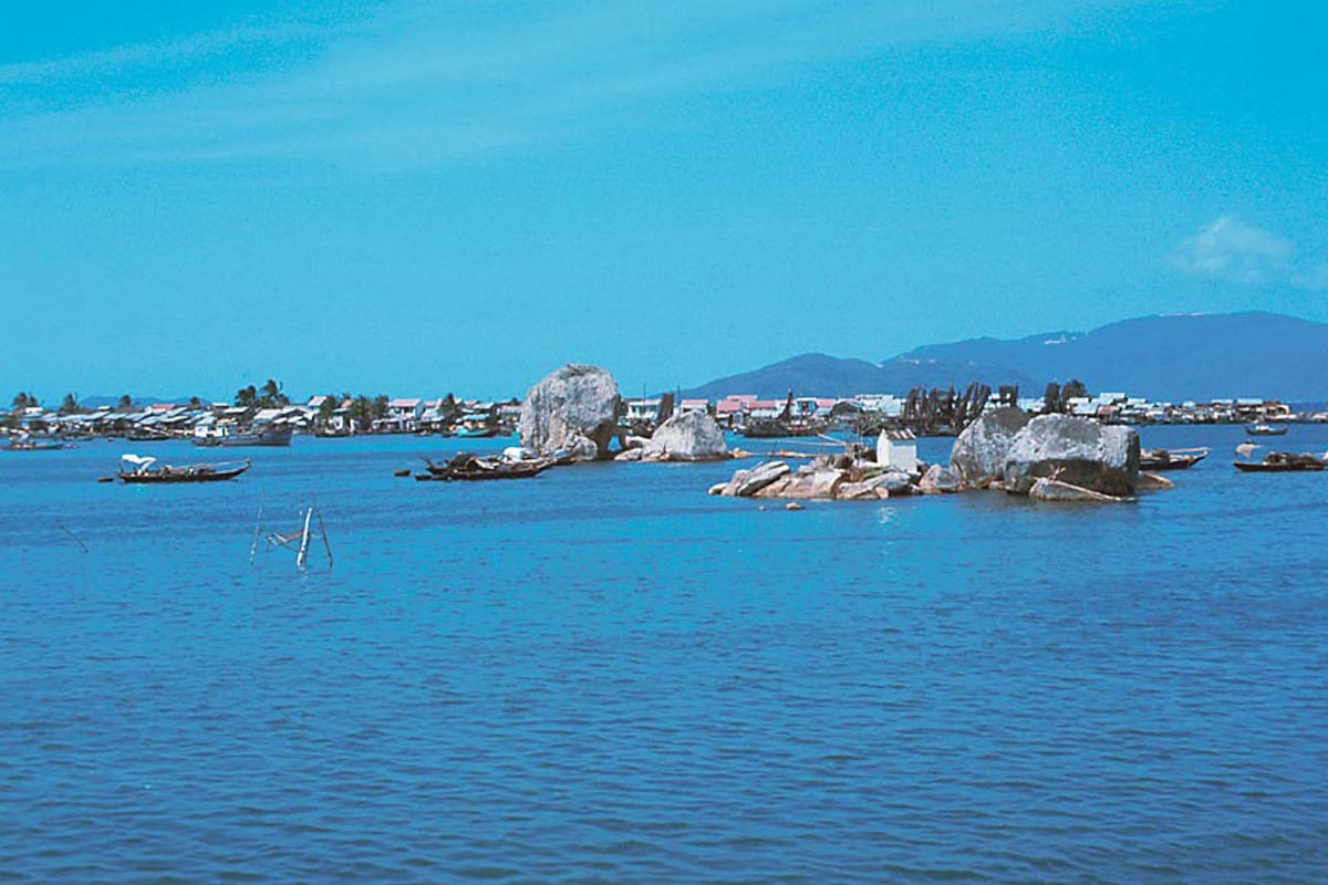 Những khối đá lớn nổi lên giữa mặt nước ở khu vực cửa sông Cái.