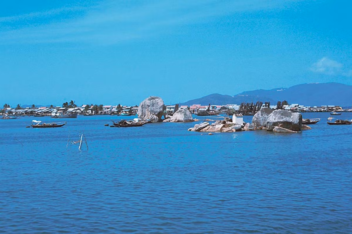 Những khối đá lớn nổi lên giữa mặt nước ở khu vực cửa sông Cái.