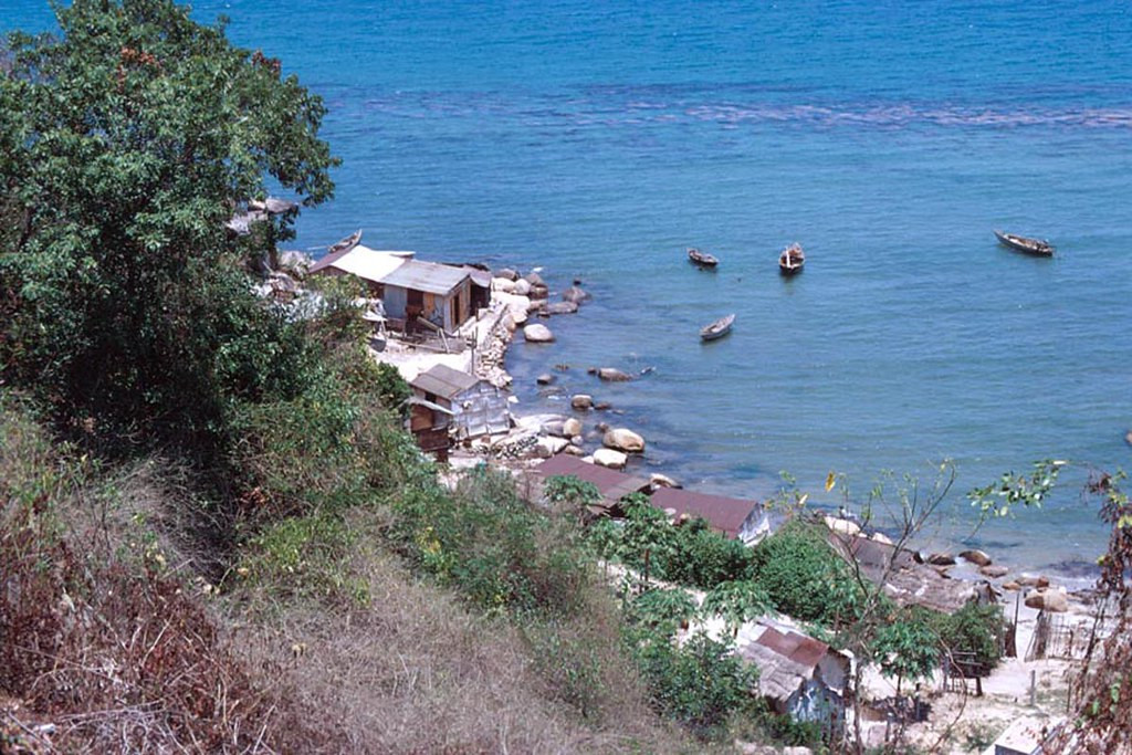 Một góc làng chài nhìn từ sườn núi.